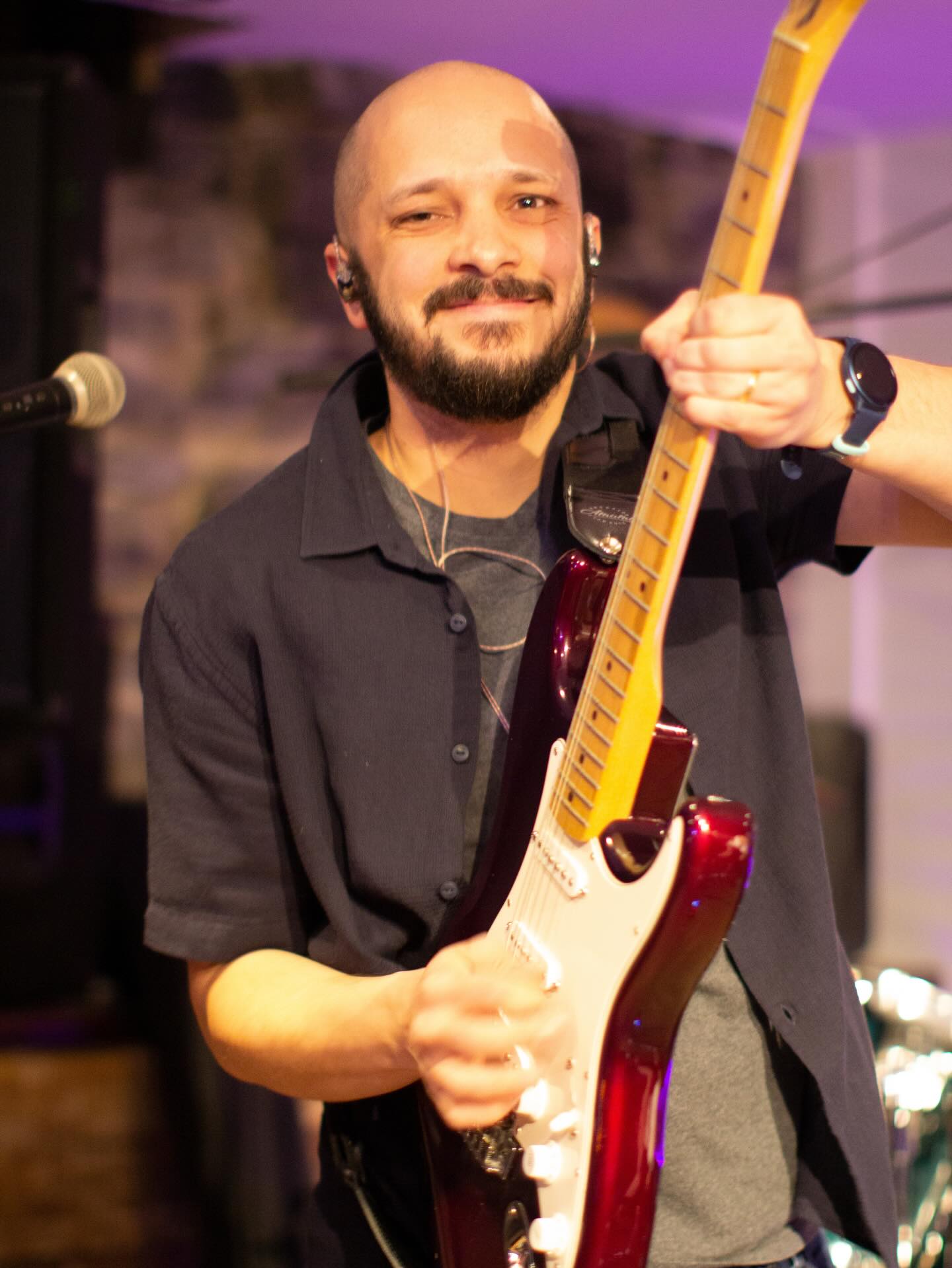 Guitarist Gustavo playing live